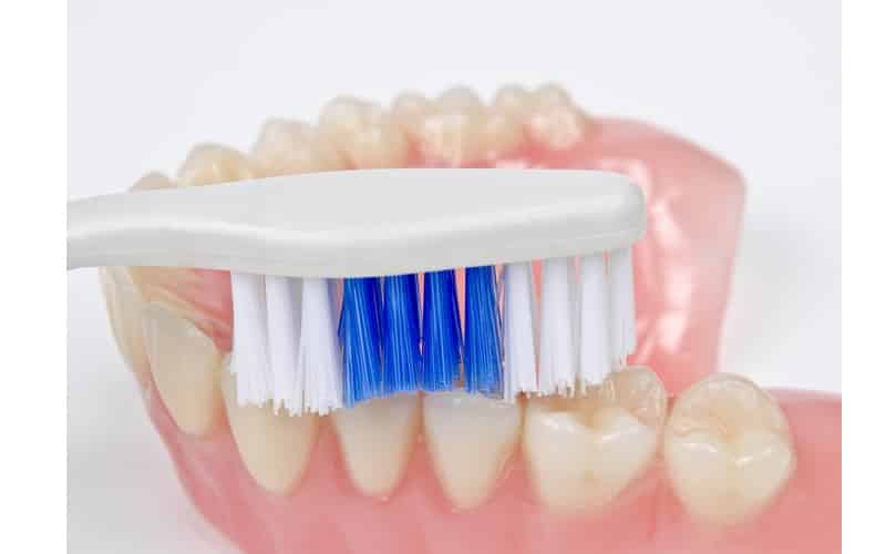 Odrzavanje zubne proteze na vakum